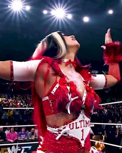 #MercedesMone vs #WillowNightingale with the BIG TIME introductions!