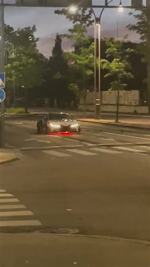 ​🏎️🔥 RAJUA MENOA JA KUUMIA HERKKUJA CITYGRILLILLÄ! 🔥🏎️ ​Tätä et halua missata! Juuri nyt tapahtuu jotain todella uskomatonta: Red Bull Supra vetää täyttä sladdia ja kumia polttaen suoraan CityGrillin edustalla! 💨🏁 ​Katu savuaa ja tunnelma on katossa! Tule paikalle Kokemaan tämä ikoninen vauhtihurjastelu ja moottorien jylinä livenä omin silmin! ​🚨 ERIKOISTARJOUS VAIN TÄNÄÄN / JUURI NYT: 🚨 Kun tulet paikan päälle ja tilaat minkä tahansa herkullisen ateriamme (hampurilaiset, kebabit, grilla