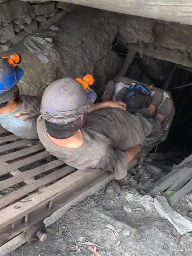 underground black diamond Mining ⛏️🇺🇸#hiddentearsure #gemstone #blackdiamond #gold #coalmining