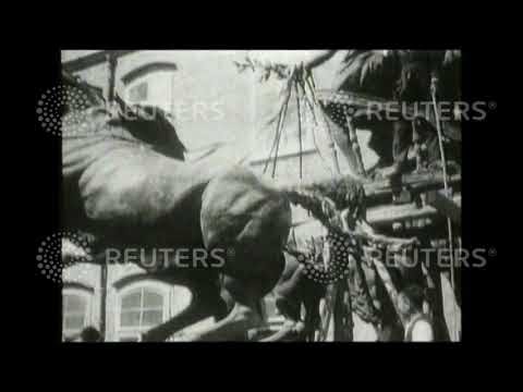 1930 Naples - Completing huge bronze statue of Victor's Chariot for the theatre of Palermo