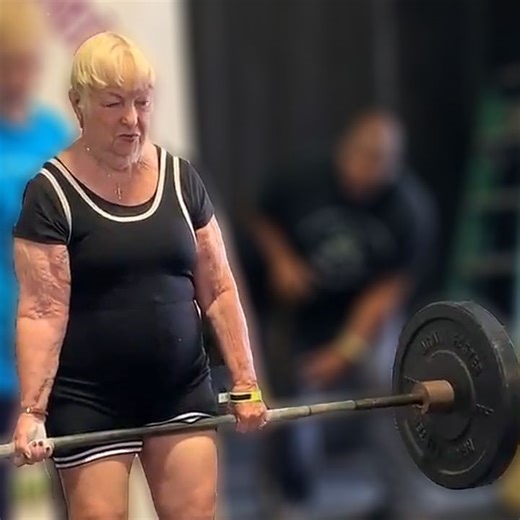 In 2001 great-great-grandmother Edith Murway-Traina from Florida, USA became the world's oldest competitive powerlifter and celebrated her 100th birthday 🏋️‍♀️ | Guinness World Records