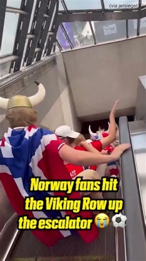 An ICONIC “Viking Row” arrival from the Norway fans 🇳🇴 (via jersiegel/X)
