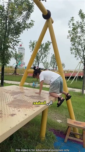 أصرت الفتاة على التأرجح مع أختها! 🐱