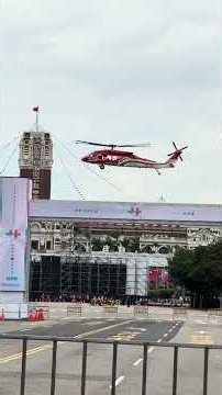 20261010 Black Hawk Helicopter Demonstrates Low-Altitude Cable Winch Rescue of Injured Patient.