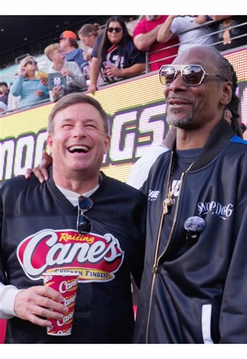 @Snoop Dogg fielding the Arizona Bowl kickoff mid interview and giving Todd Graves the play by play!
