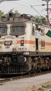 Train 12372 Bikaner Howrah SF Weekly Exp via LKO Powered with WAP 7 HWH departing from BKN on Thurs