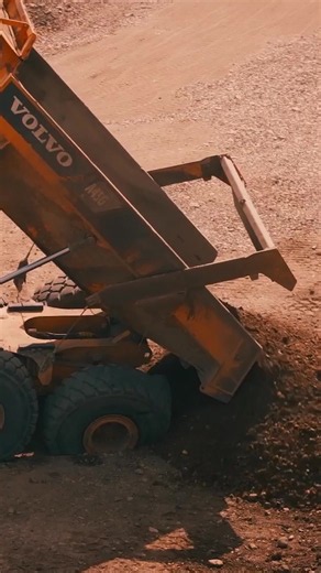 That is NOT something you want happening while mining 😅 Don't miss a new #GoldRush tonight at 8P on Discovery.