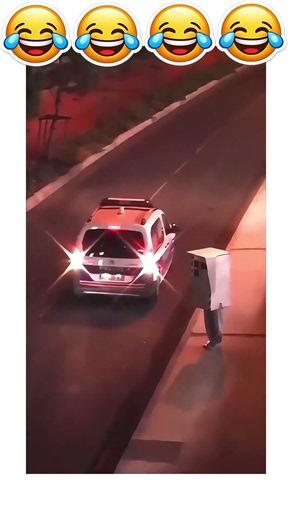 This guy did UNO reverse to the cop. # #caughtoncameravideos #funnyvideo