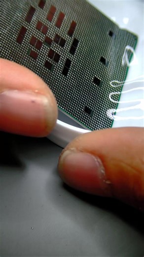 Can polishing the RAM for a MacBook Pro M5 with a screen glitch fix the issue?