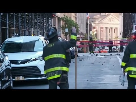 Tremendo susto se llevaron peatones en Nueva York por la caída de escombros | Noticias Telemundo
