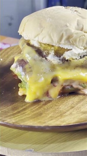 Matakam sa giant burger ng Quiapo, Manila! | Good News