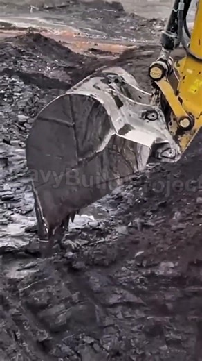 CAT 6015B FULL POWER Coal Loading! 🔥 #earthmoving