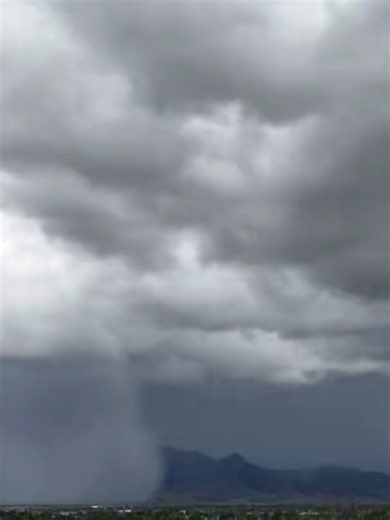 🌧️ INCOMING: Onlookers in Sierra Vista, Arizona, observed an intense downburst in the distance over the weekend as scattered thunderstorms hit the region. #Arizona #Rain #FOXWeather
