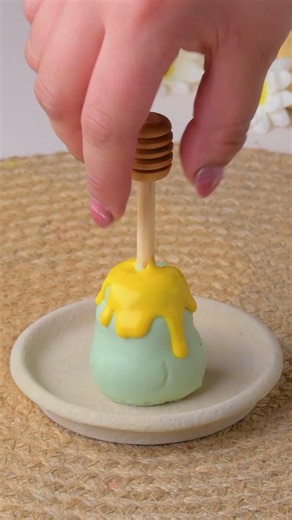 Cake pops worth all the buzz 🐝🍯