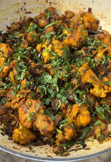 Aloo Gobi with Dandal 🌿 Whenever Nani makes this potato and cauliflower sabji she adds the stalks and leaves in too and they taste sooo good! Ingredients: 150g cauliflower florets 100g diced potato cauliflower leaves 6 minced cloves of garlic 2 tbsp ginger paste 3 dry red chillis 2 green chillis 1 large diced onion 1 tsp Coriander powder 1 tsp turmeric powder 2 tsp garam masala 1 tbsp dried fenugreek 1 tbsp mango pickle (optional) Salt to taste Method: 🌿 Begin by sautéing the garlic, dry red c