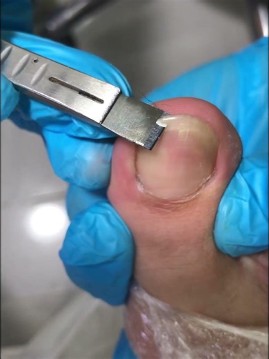 A quiet and gentle pedicure~ #satisfying #nails