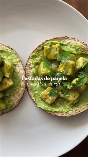 Tostadas de panela en salsa verde. LISTOS PARA EL SIGUIENTE RICKYRETO DE 28 DÍAS? ✅Iniciamos el lunes 19 de Enero, el link lo encuentras en mi Bio o en rickyreto.com 🔥Últimos 3 días con 20% de descuento🔥 ✅RickyRETO 28 días con un 20% de descuento. Últimos 3 días de descuento. 🔴Inscríbete en el link de mi perfil en la sección de RickyRETO o en Rickyreto.com Ingredientes: -Queso panela: 120g. -Tostadas horneadas: 2 piezas. -Tomate verde: 5 piezas. -Cilantro: 1 manojo. -Cebolla: 1/2 pieza. -Ajo: