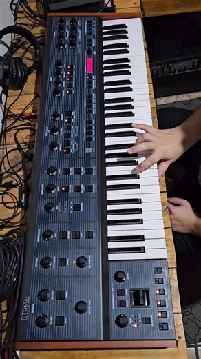 Victor Rolfsen on Instagram: "Behringer UB-Xa @behringerbrasil @behringer #toto #teclado #blind #behringer #sintetizador"