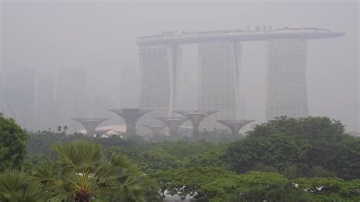 Thick haze lingers over Singapore as Indonesia fires rage on