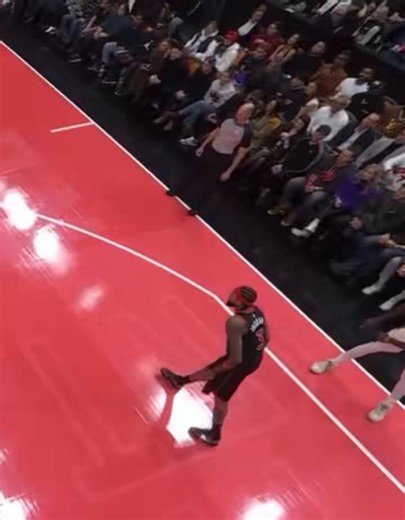 Had a bit of free time tonight so decided to do a smol #throwback thread to Hudson & Connor at the Raptors vs Pacers game last November (Featuring clips you probably haven't seen before!)1) Courtside: Hudson VERY engaged + Connor "Not a sports person" chewing his gum ofc