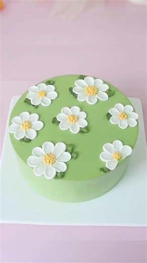 Minimal Daisy Cake 🌼 Soft Aesthetic Buttercream Cake Decorating Tutorial #shorts