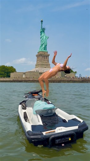 Swim at the statue of Liberty ✅ #newyork