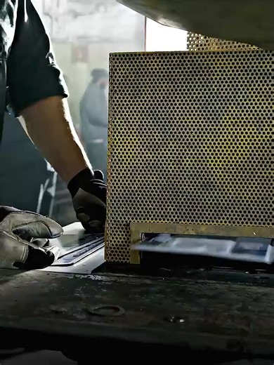 🎬 He bent license plates for five years just to crawl out from under the truck. The U.S. Marshals form a special task force to hunt down the toughest fugitives. Along with marshals and detectives, they temporarily borrow elite prison escape artists as consultants because they think like escapees. They can predict the routes, tricks, and hiding spots the average cop would never see.🎬A solid movie.