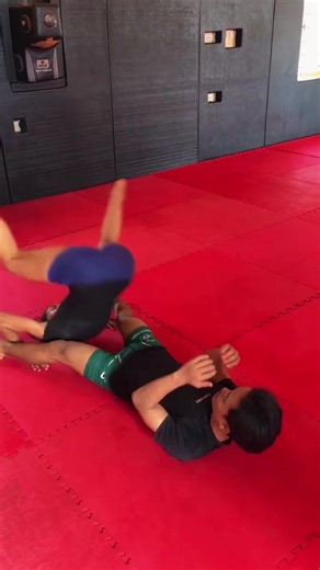 Still exploring smoother ways to connect positions instead of forcing finishes. #bjj #mma #grappling #jiujitsu #nogi