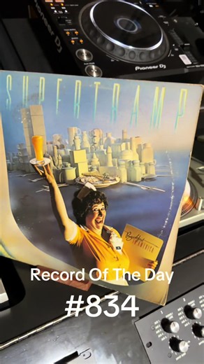 Supertramp’s Breakfast in America. A record that found its way into millions of collections and still deserves a place on the turntable. #RecordOfTheDay #Supertramp #VinylCollection #ClassicRockVinyl #VinylCommunity