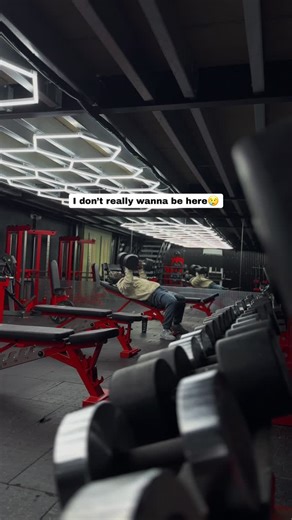 𝗜𝗕𝗥𝗔𝗛𝗜𝗠 𝗔𝗗𝗘𝗕𝗔𝗬𝗢 | 𝗙𝗜𝗧𝗡𝗘𝗦𝗦 𝗖𝗢𝗔𝗖𝗛 on Instagram: "People assume anyone at the gym at 5am just loves training. Some people do. Most of us don’t. When my alarm goes off, my first thought is not, let’s go hit a workout. My first thought is, I want another hour 😢 But I still get up, because early morning is the only window I get to do my workout. Later on, the day gets busy with work, family, errands… 📌If mornings are your only window, here’s how to make it easier: 1. Pick a