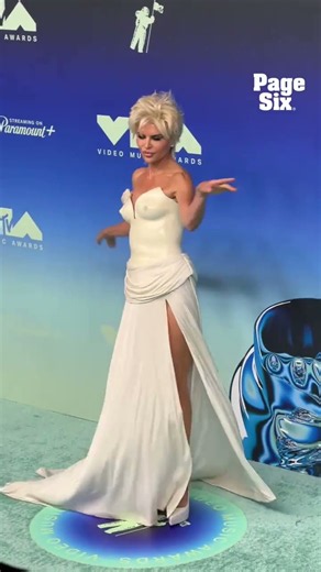 Lisa Rinna is a total vibe on the 2026 VMAs blue carpet in LA 💋 #shorts