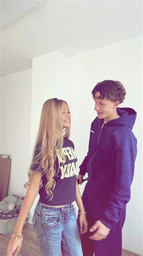 Laura Schunke & Adrian Kiss: The Viral Couple Moment