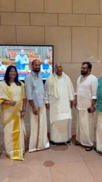 'മുണ്ടുടുക്കാനും അത് മടക്കി കുത്താനും അറിയാം'; ലുങ്കി വാല അധിക്ഷേപം; മുണ്ടുടുത്ത് മല്ലികാർജുൻ ഖർഗെ