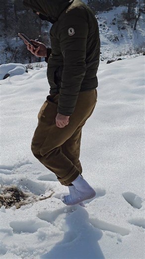 ✅ I Can’t Believe This Actually Works 😳🧦💦 Built a fully working washing machine using only natural materials in the wild 🌲🧦💦 No electricity, no modern tools — just real survival and bushcraft skills. Amazing what you can do with nature and a little creativity. Would you try living off-grid like this? #survival #bushcraft #camping #outdoors#adventure#snow | Raheen Outdoors