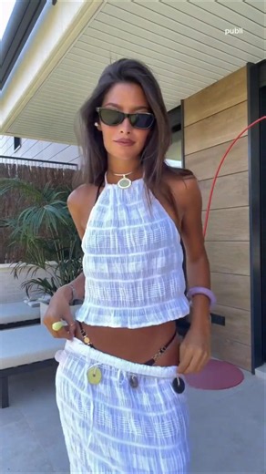 Texturas Ligeras de Verano: Combinando Top Halter y Falda Larga con Bikini Marrón #summerfashion