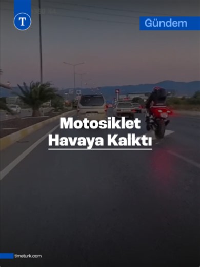 Balıkesir’in Edremit ilçesinde seyir halindeki bir aracın üzerine konulan tahta, rüzgârın etkisiyle yola savruldu. Arkadan gelen motosiklet sürücüsü, tahtanın üzerinden geçerek havalanmasına rağmen dengesini koruyarak kazadan kıl payı kurtuldu. Yaşanan tehlikeli anların ardından motosiklet sürücüsü, aracı durdurarak sürücüye tepki gösterdi. Olayda herhangi bir kaza yaşanmazken, motosikletlinin son anda dengesini koruması olası bir faciayı önledi. Kaynak: @asayisberkemal34_ #Edremit #Balıkesir #M