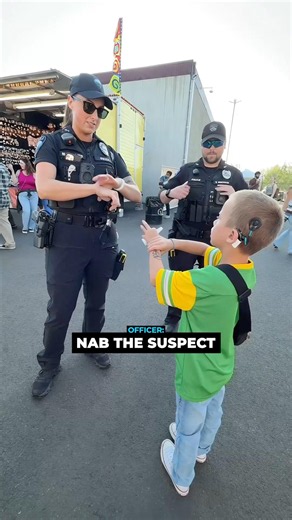 Officer Makes This Deaf Kid’s Day Special 🥹