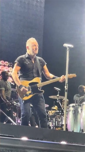 ⚡ Bruce Springsteen Keeps the Performance Grounded while Letting the Human Edge Stay Visible 🔥