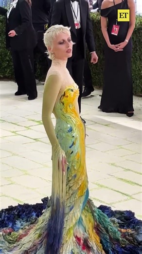 Love ya (and your dress), Emma Chamberlain! #MetGala 💙