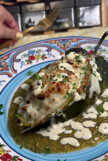 Chiles poblanos rellenos fáciles y llenos de sabor