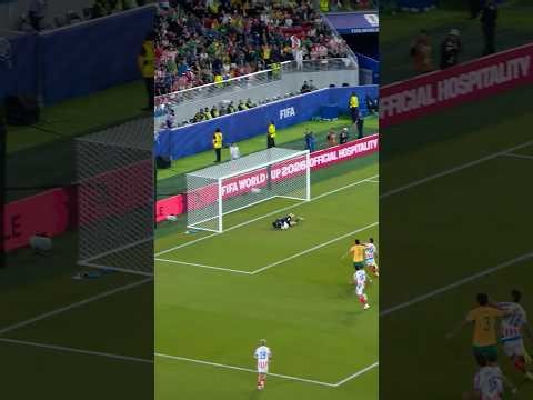 Paraguay create the chance, Beach makes the save 🇦🇺🧤#FIFAWorldCupOnYT