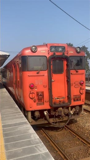 【国鉄型キハ40】列車交換が出来る雨晴を氷見へ向け出発する国鉄型車両キハ40 #shorts #鉄道