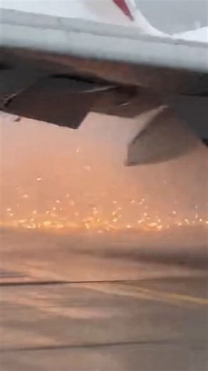 Engine Explodes During Stormy Landing Seattle, Washington — November 15, 2023 A terrifying simulation video from Seattle-Tacoma International Airport shows the catastrophic failure of a passenger jet’s engine during a stormy landing, resulting in a dramatic fire and a skid down the runway. The video captures the wide-body aircraft touching down on the slick, rain-soaked runway. Instantly, the left engine erupts in a shower of sparks before bursting into flames. Footage from both inside and outsi