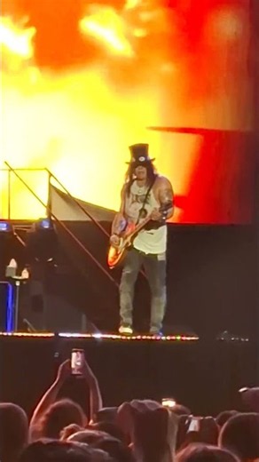 Guns N' Roses #gunsnroses #concert #axlrose #slash