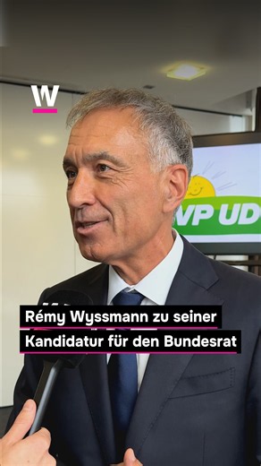Der Solothurner Nationalrat Rémy Wyssmann will in den Bundesrat. Das verkündete er bei einer Medienkonferenz. 🇨🇭 Rémy Wyssmann begründet seine Kandidatur damit, dass er das Vertrauen in den Staat und die Institutionen «wiederherstellen» wolle. «In den letzten 30 Jahren wurden unsere Institutionen viel zu häufig von Geschäftemachern, Ideologen oder Gescheiterten aus der Privatwirtschaft missbraucht», sagte der Anwalt, der auf nationaler Ebene bisher wenig bekannt war.🇨🇭 Bei der Verkündigung d