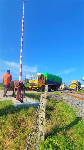 Railway gatekeeper manually lowering the barrier at a level crossing. #shorts #gates #line #train