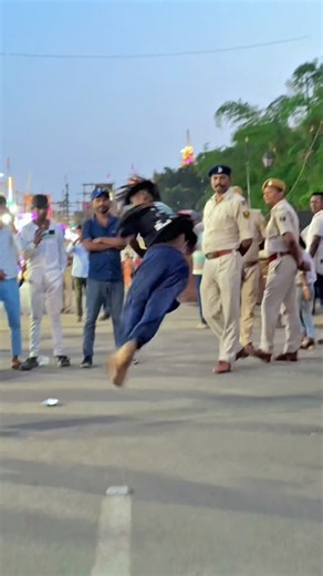 Unexpected reaction 😱ek police 👮 😰hai#funnygirl#talentedboystunt #stunt#stunt