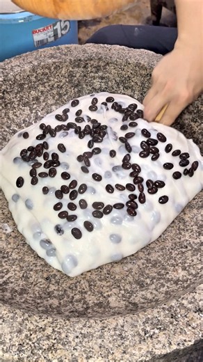 【昔ながらの餅つき機で作る絶品黒豆大福】 昔ながらの餅つき機で丁寧につき上げた もっちり柔らかなお餅に じっくり炊き上げた黒豆をたっぷり練り込み 自家製の粒あんを包み込んだこだわりの逸品！ ひと口頬ばると お餅のもちもちとした弾力に 黒豆のほくっとした食感と香ばしさ ほどよい塩気が絶妙なアクセントに🤤 さらに中には 小豆の風味をしっかり感じられる 自家製粒あんがぎっしり！ 黒豆の塩気と粒あんの優しい甘さが相性抜群で 噛むほどに素材の美味しさが広がる 絶品黒豆大福でした☺️ 超オススメ✨️ 📍愛知・一宮 『明や』 黒豆大福 300円 #愛知グルメ #名古屋グルメ#japanesefood #tiktokfood