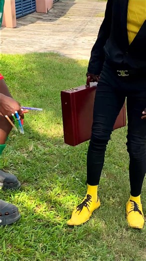 La Chaussure en question @LE VILAIN VILAIN OFFICIEL #tiktokcôtedivoire225🇨🇮 #tiktokafrique🇹🇬🇨🇩🇨🇮🇧🇯🇬🇦🇨🇲🇬🇦 #jejubile😂 #seuls les gens audacieux réussissent dans la vie #pourtoi #foryoupage #foryou