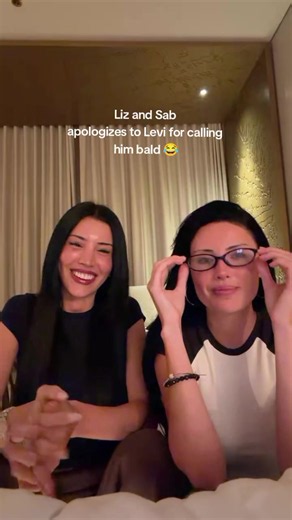levi stop stressing out abt liz and sab and grow yourself some hair 😄 tune in to her livestream! link on my bio 🩷🩷 @Thewizardliz #WomenOfTikTok #bald #funny #fyp #twitchmoments